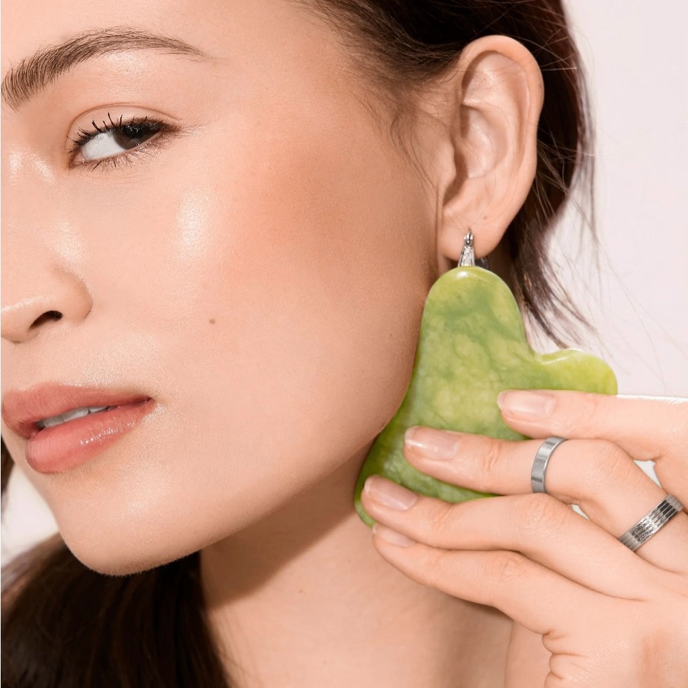 Gua Sha Stone Beauty Tool, Jade — EcoTools - Picture 15 of 17